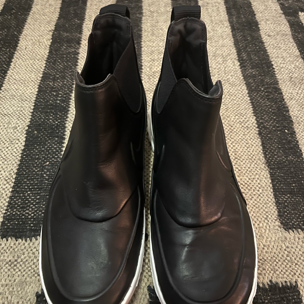 Nike Black Slip-On Woman’s high top leather Sneakers